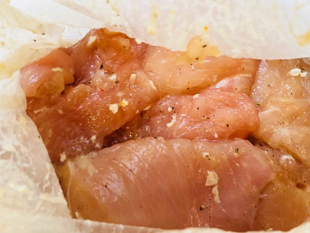 鶏肉に下味つける