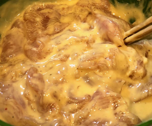 鶏肉に衣を付ける