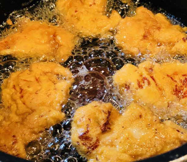鶏肉を揚げる