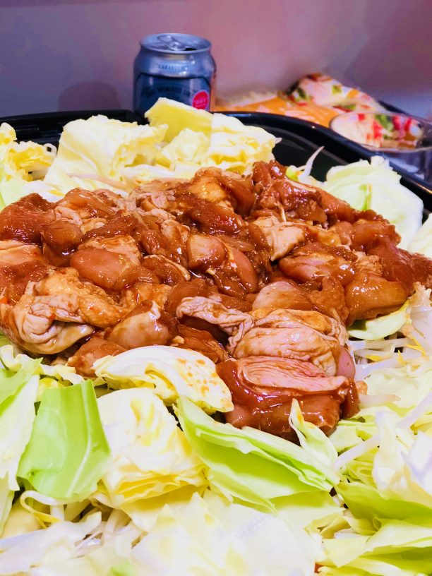 野菜と鶏肉を炒める