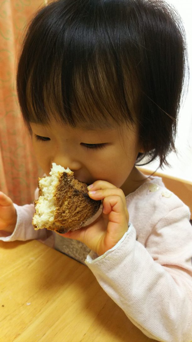ヨーグルトブレットを食べるあすかちゃん