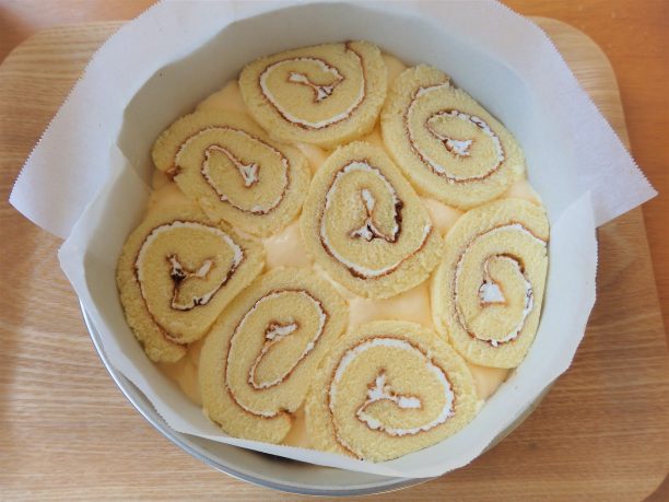 ロールケーキをのせる