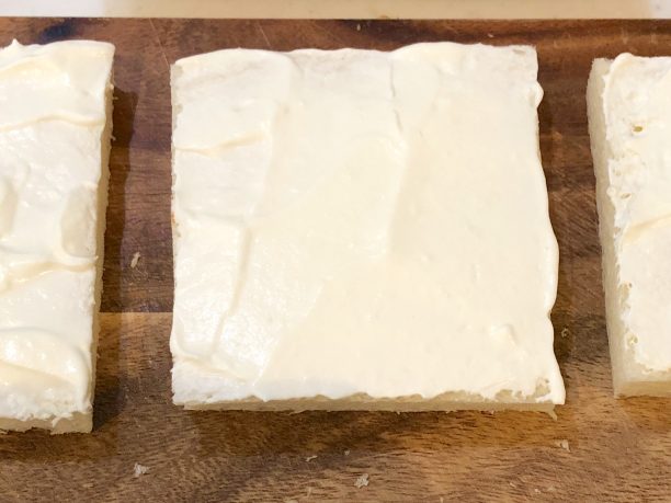 ヨーグルトクリームを塗る