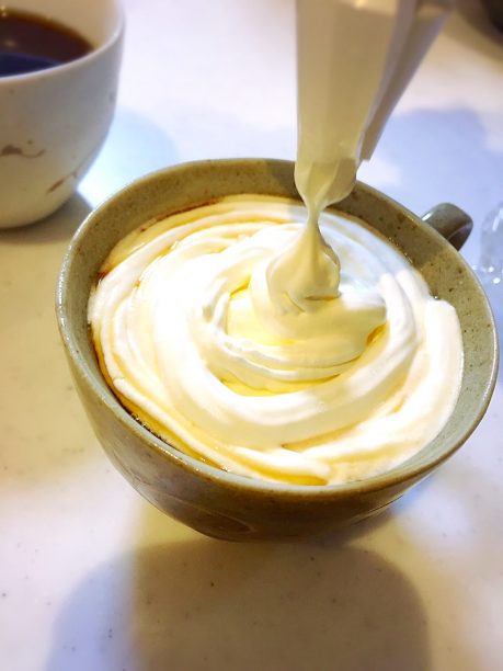 ヨーグルトクリームを絞る