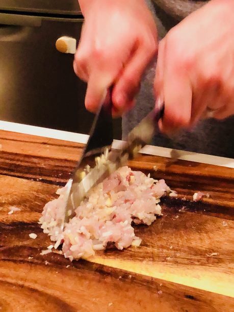 材料をたたき合わせる