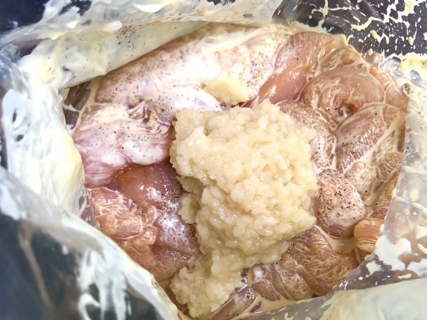 保存袋に材料を入れる