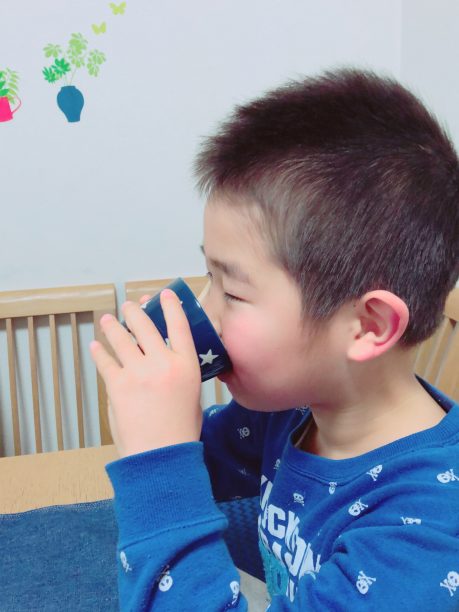 ヨーグルトマジューを飲むせんちゃん