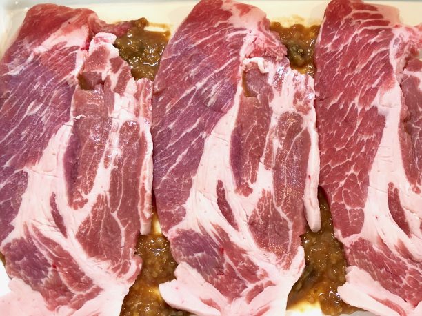 甘酒みその上に豚肉をのせる