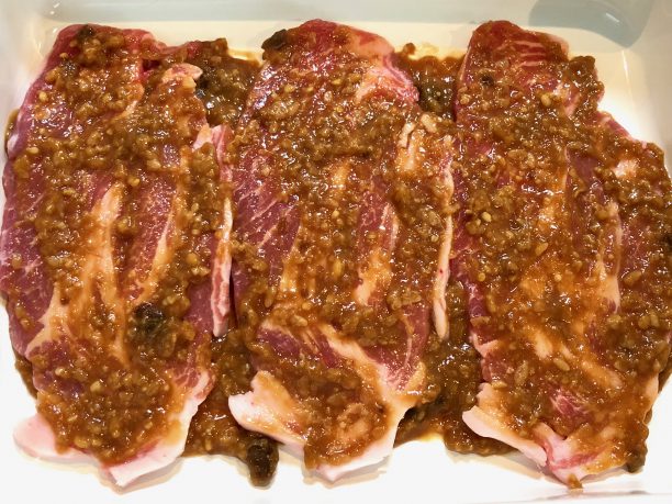 豚肉の上に甘酒みそを塗る