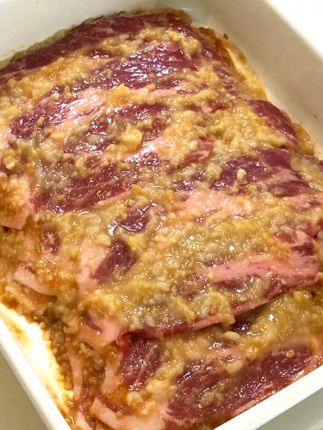 甘酒みそと豚肉を順に重ねる