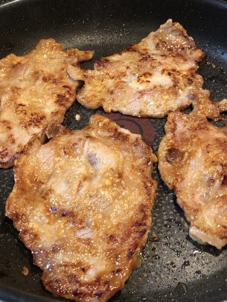 フライパンで豚肉を焼く