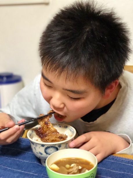 出来上がりを食べるそうちゃん