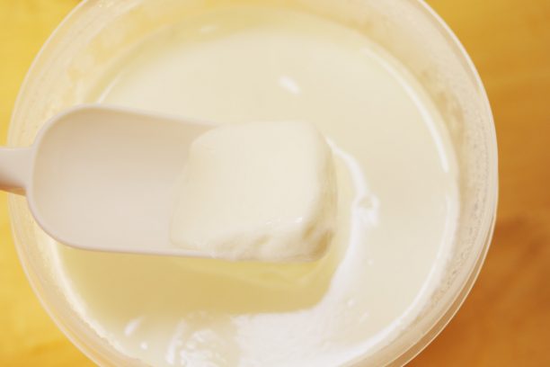 至福のギリシャと明治おいしい牛乳でヨーグルト完成