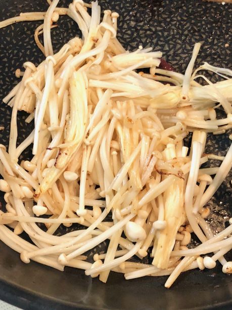 材料を炒める