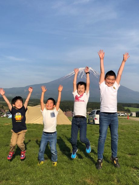 4人で富士山をバックに