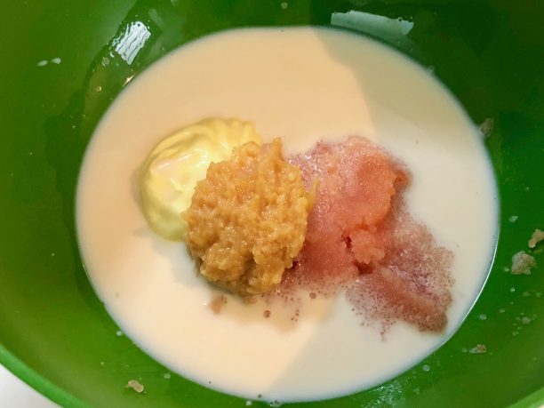 材料をボールに入れる
