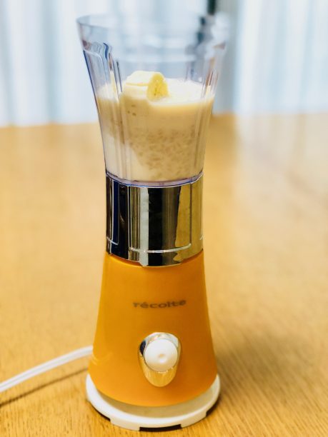 ミキサーに材料を入れる