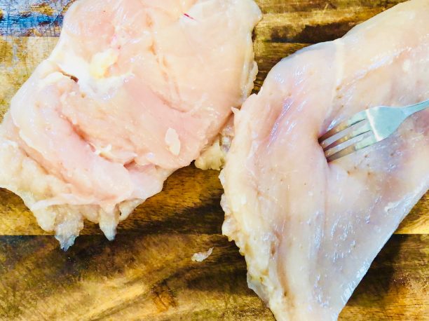 鶏肉をフォークで刺す