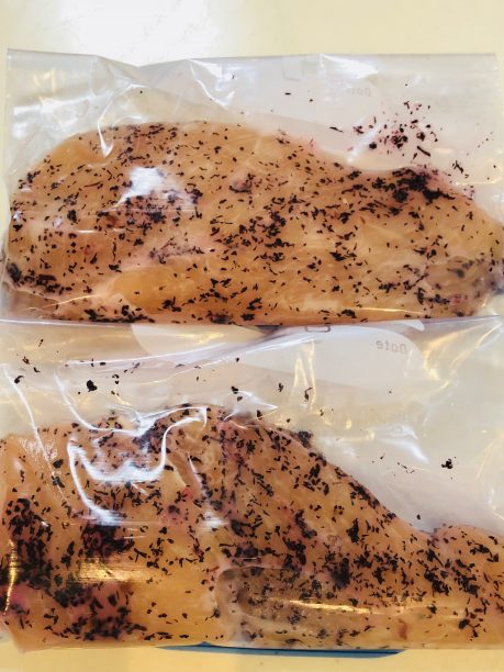 保存袋に鶏肉を入れる