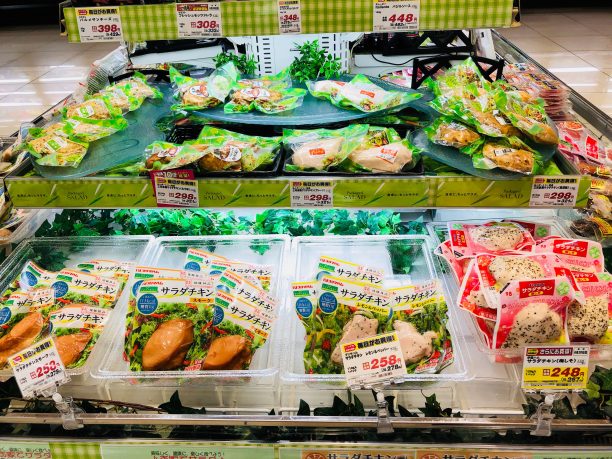 ショーケースのサラダチキン