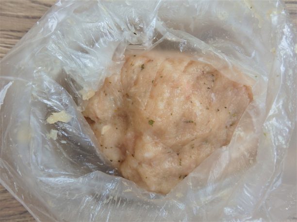 ミンチと調味料を混ぜる
