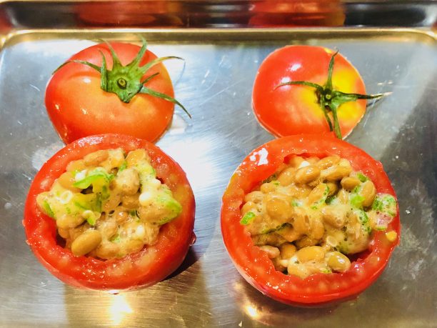 刻んだオクラと納豆をトマトの中に詰める