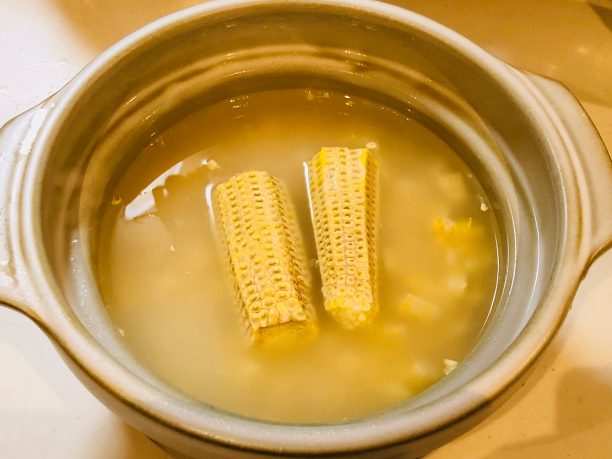 土鍋に材料を入れる
