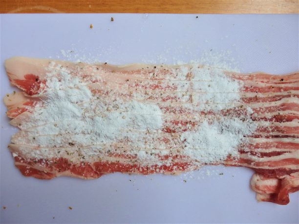 豚肉に片栗粉をふる