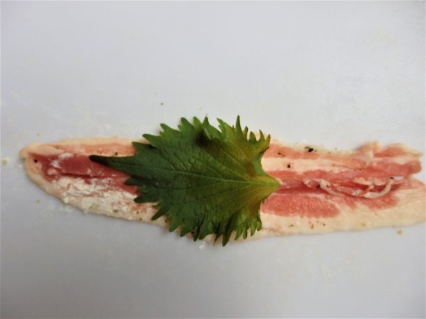 大葉をのせる