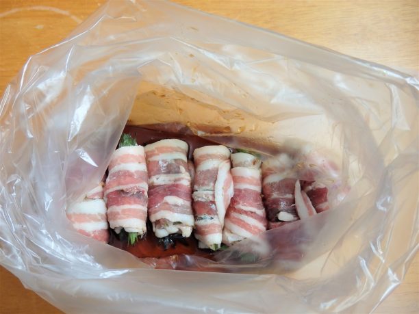 ビニール袋にタレと豚肉を入れる