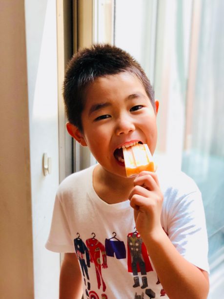 出来上がったアイスキャンディーを食べるせんちゃん