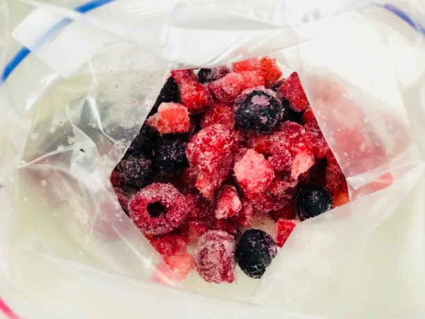 保存袋に入れた冷凍ベリーミックス