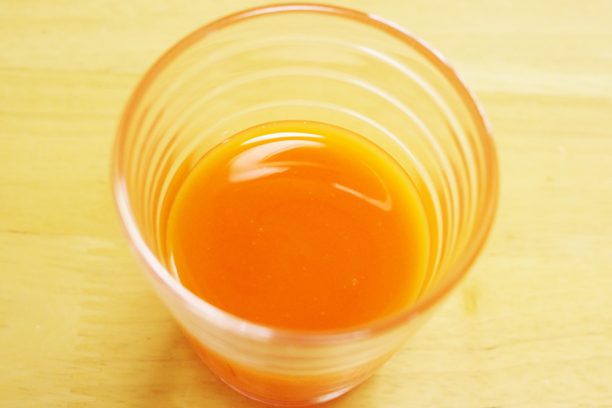 コップに注いだ飲む 植物乳酸菌
