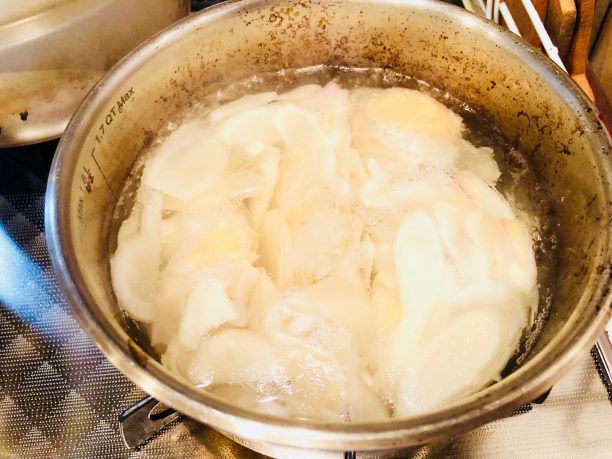 湯通しする生姜スライス