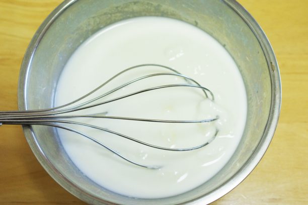 材料を泡だて器で混ぜる