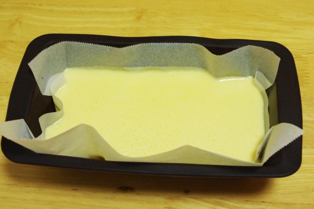 材料を型に流しこむ