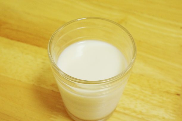 コップに注いだのむ豆乳ヨーグルト