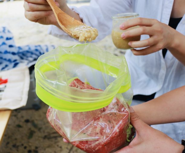 保存袋に入れた肉に塩麹を入れる