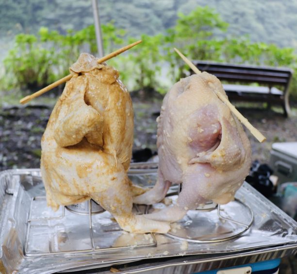ビアチキン専用台に丸鶏をセットした