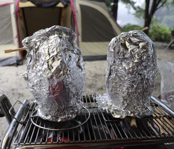 セットした丸鶏にアルミホイルを被せる