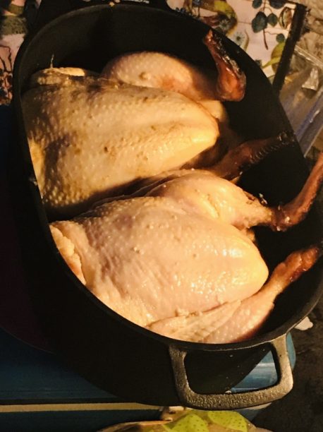 丸鶏をダッチオーブンに入れる