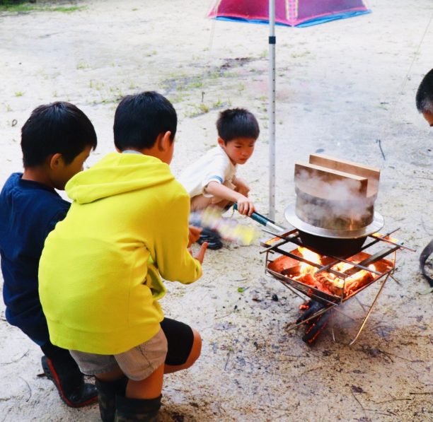 火の番をする子供達