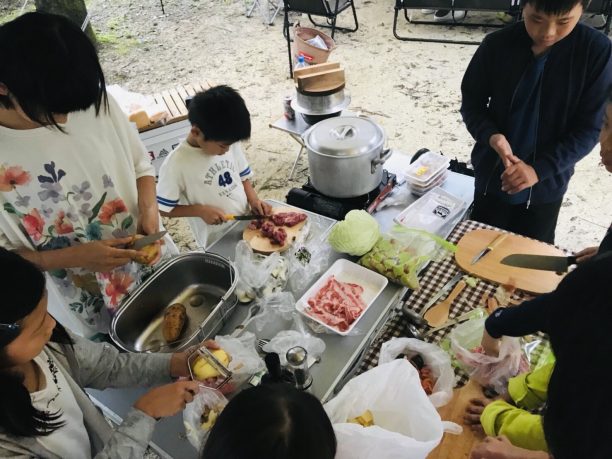 調理をする子供達