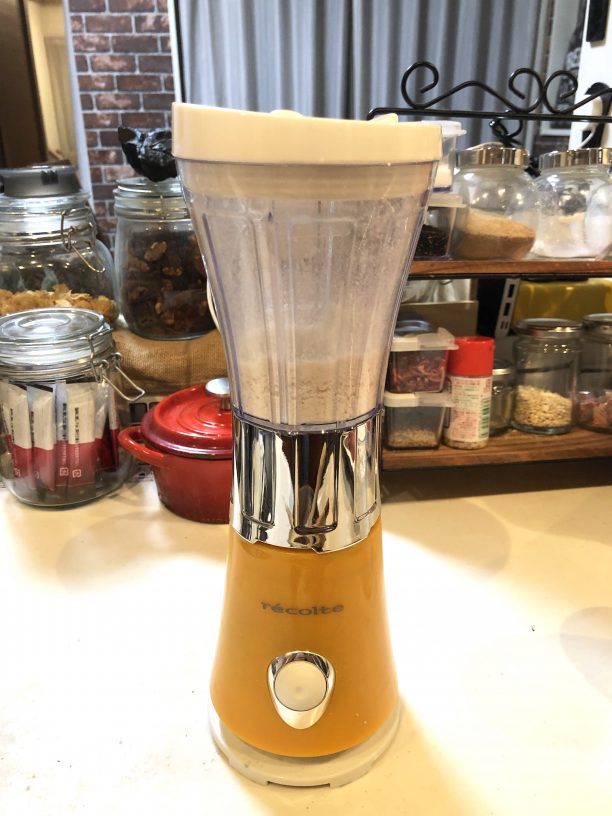米麹をミルに入れる