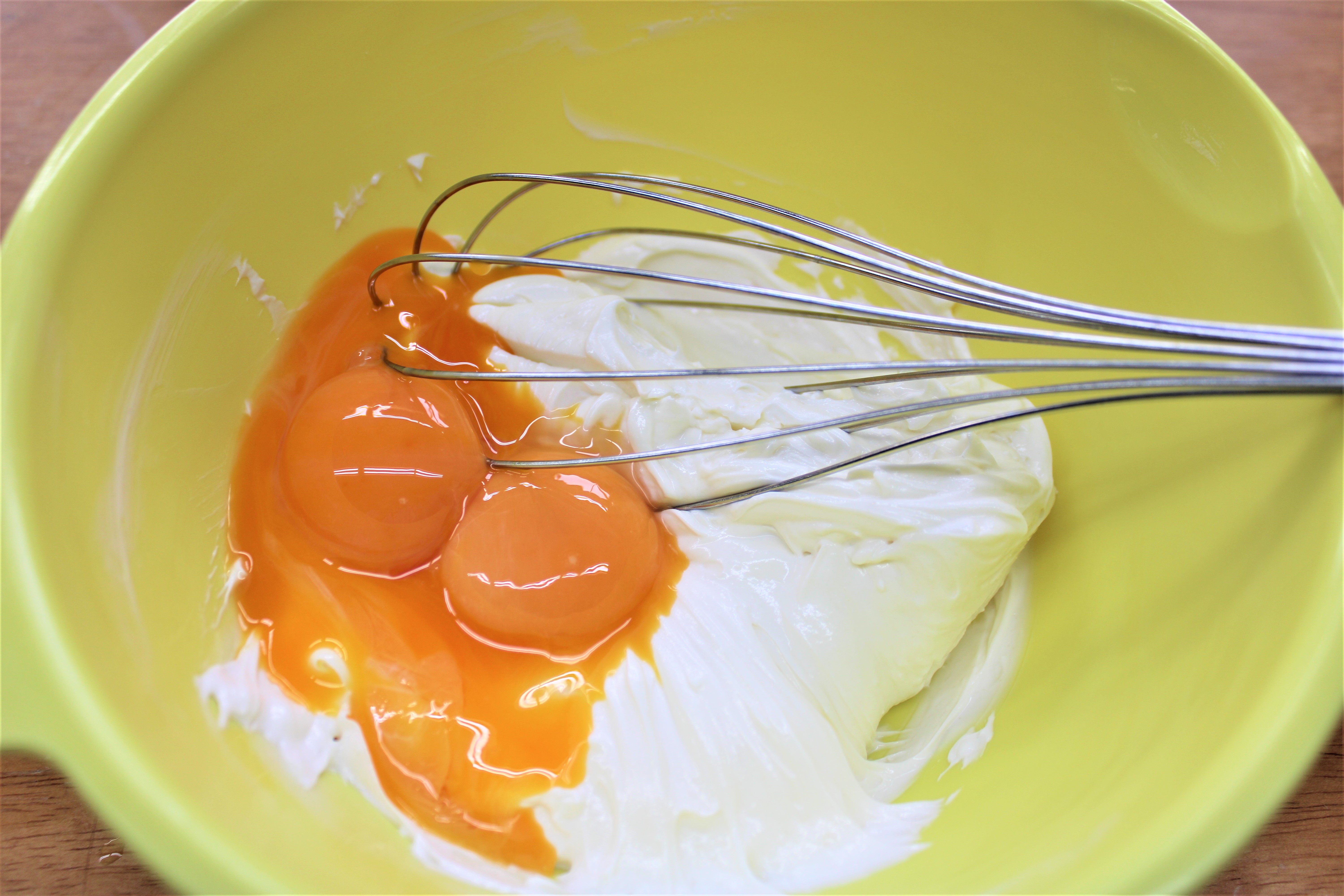 クリームチーズに卵黄を入れる