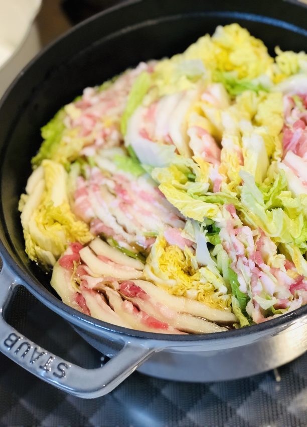 白菜と豚バラ肉を挟む