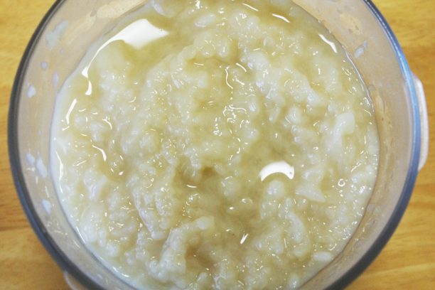 塩甘酒に野菜を入れる