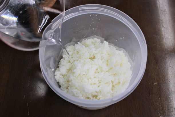 水を加える