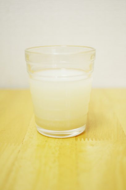 乳酸菌入り糀あま酒の原液に水を加える