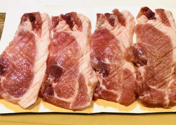 肉を包丁でたたく